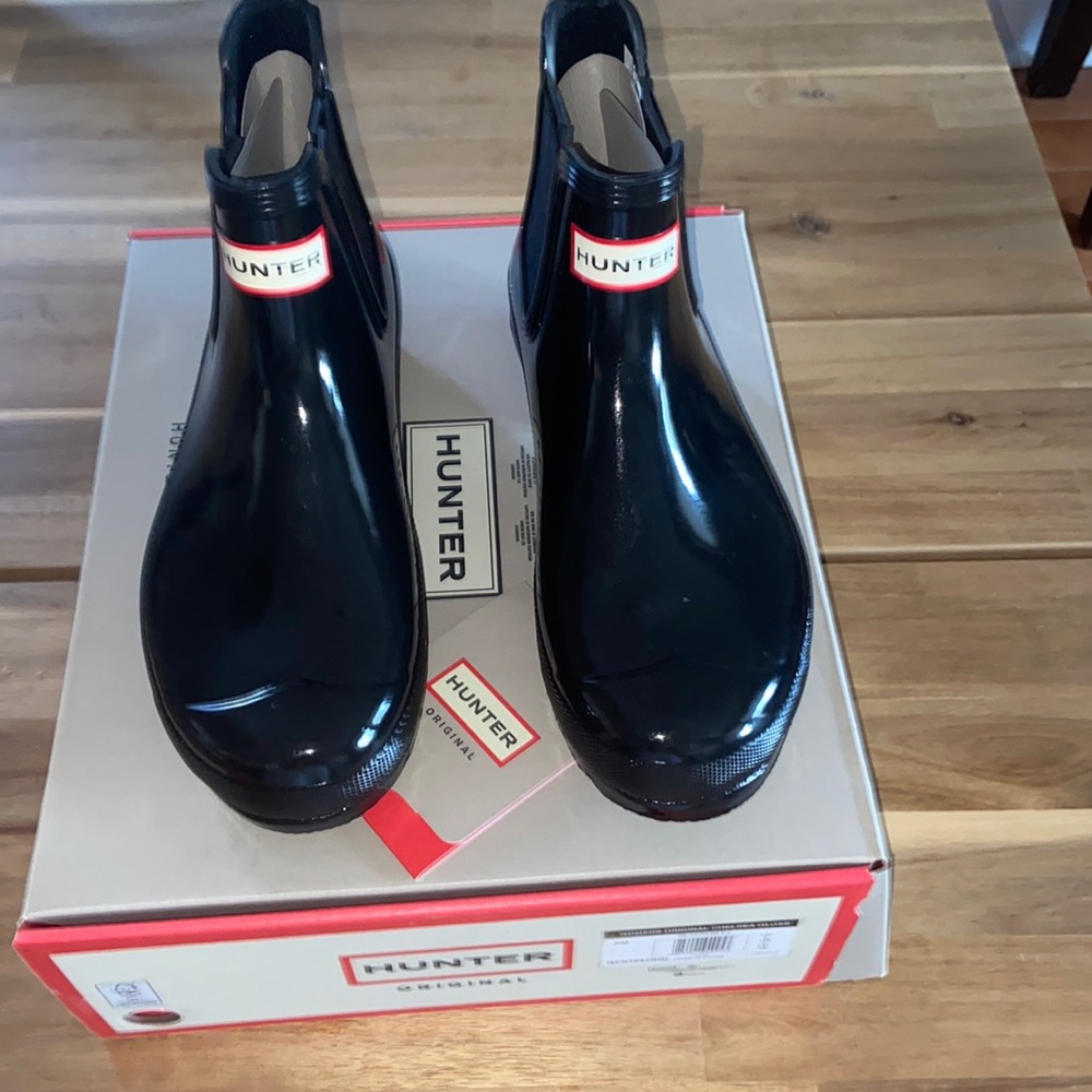 HUNTER Original Gloss Chelsea Rain Boots brand NEW, in original box